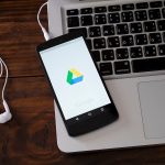 smartphone na klawiaturze laptopa