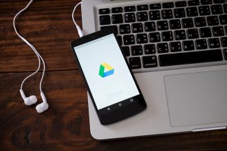 smartphone na klawiaturze laptopa