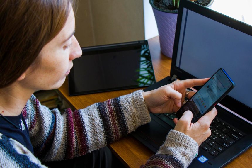 kobieta pracująca z notebookem w miejscu pracy cyfrowy tablet telefon komórkowy kawa i rośliny