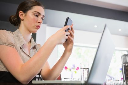 Skoncentrowany bizneswoman texting na telefonie
