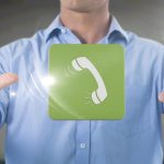 Kompozycja symbolu telefonu na zielonej płytce nad brzuchem mężczyzny za pomocą wirtualnego interfejsu