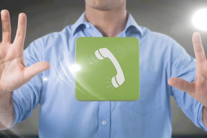 Kompozycja symbolu telefonu na zielonej płytce nad brzuchem mężczyzny za pomocą wirtualnego interfejsu