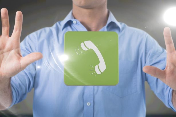 Kompozycja symbolu telefonu na zielonej płytce nad brzuchem mężczyzny za pomocą wirtualnego interfejsu