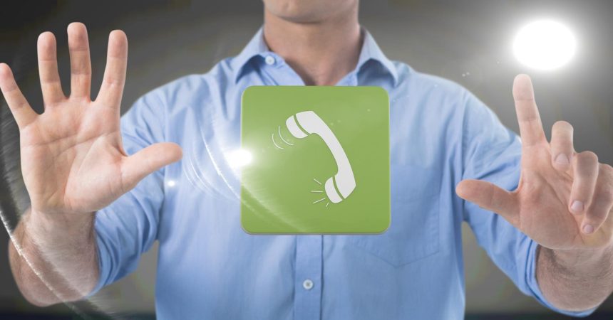 Kompozycja symbolu telefonu na zielonej płytce nad brzuchem mężczyzny za pomocą wirtualnego interfejsu