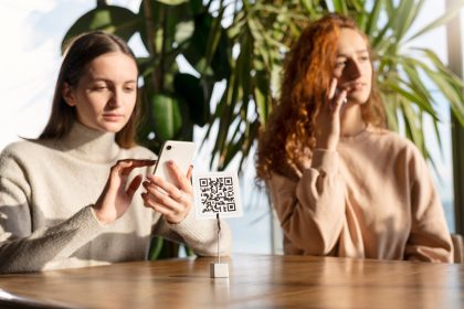 Osoba skanująca kod qr