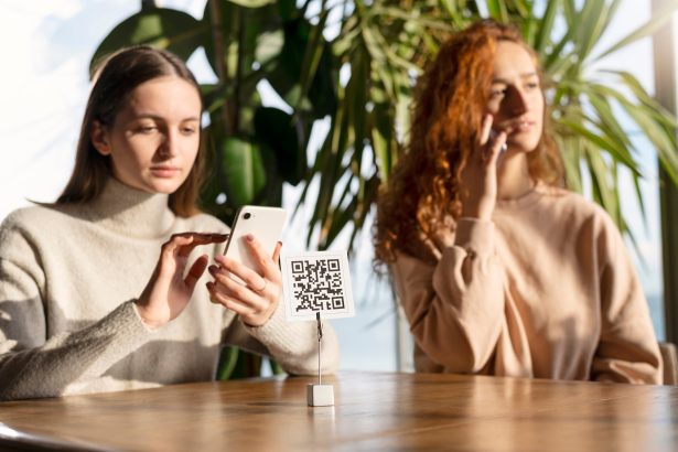 Osoba skanująca kod qr