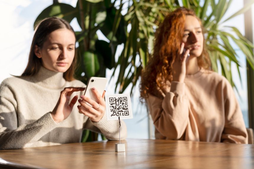 Osoba skanująca kod qr