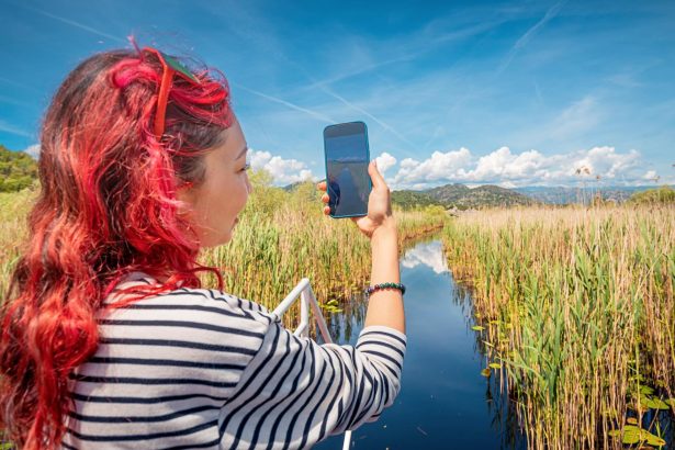 Bloger filmujący malowniczą wycieczkę po bałkańskiej pustyni nad jeziorem Skadar