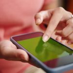 Korzystanie z ekranu dotykowego na smartfonie z zielonym wyświetlaczem