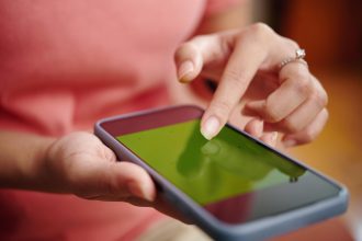 Korzystanie z ekranu dotykowego na smartfonie z zielonym wyświetlaczem