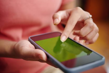 Korzystanie z ekranu dotykowego na smartfonie z zielonym wyświetlaczem