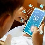 Człowiek za pomocą skanera linii papilarnych telefonu komórkowego w celu uzyskania dostępu osobistego. nadzór i skanowanie bezpieczeństwa wyłączone