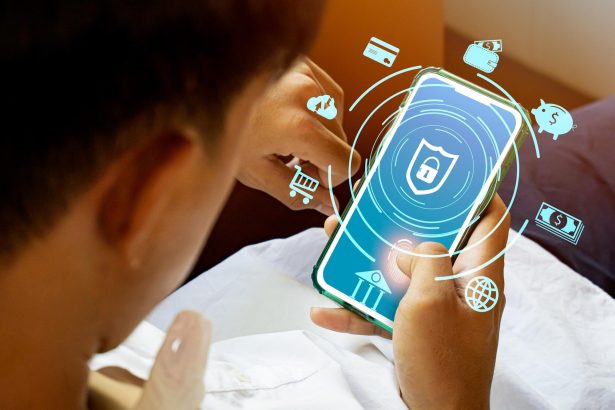 Człowiek za pomocą skanera linii papilarnych telefonu komórkowego w celu uzyskania dostępu osobistego. nadzór i skanowanie bezpieczeństwa wyłączone