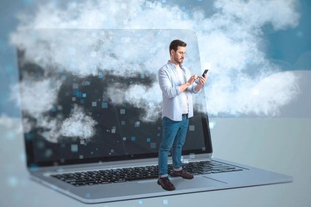 Abstrakcyjny obraz biznesmena stojącego na klawiaturze laptopa i używającego telefonu komórkowego na komputerze stacjonarnym z chmurami Praca zdalna Technologia VR i koncepcja innowacji