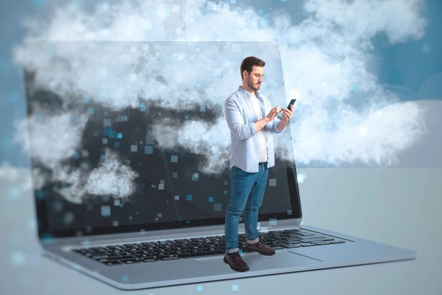 Abstrakcyjny obraz biznesmena stojącego na klawiaturze laptopa i używającego telefonu komórkowego na komputerze stacjonarnym z chmurami Praca zdalna Technologia VR i koncepcja innowacji