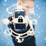 Bizneswoman trzyma zablokowany inteligentny telefon przed padającym śniegiem
