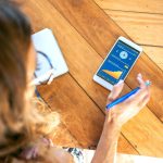 Bizneswoman szuka mobilnej informacji ethereum