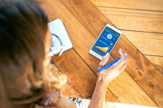 Bizneswoman szuka mobilnej informacji ethereum