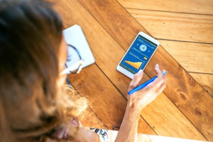 Bizneswoman szuka mobilnej informacji ethereum