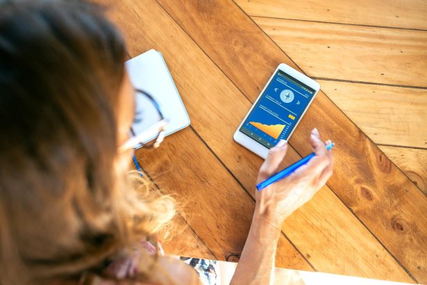 Bizneswoman szuka mobilnej informacji ethereum