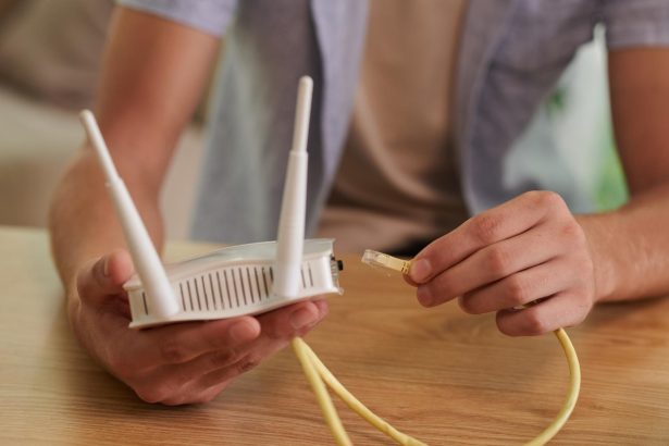 Wkładanie przewodu Ethernet do routera