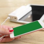 Ładowanie smartfona za pomocą power banku