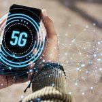 Ręce na ekranie telefonu i hologram sieciowy do komunikacji lub łączności komórkowej na zewnątrz Technologia osobowa i cyfrowa nakładka lub dane aplikacji mobilnej do szybkiego połączenia lub nowej generacji