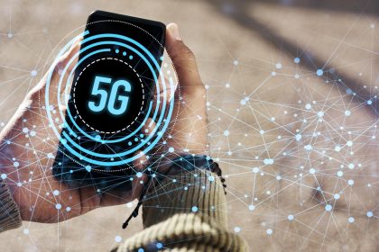 Ręce na ekranie telefonu i hologram sieciowy do komunikacji lub łączności komórkowej na zewnątrz Technologia osobowa i cyfrowa nakładka lub dane aplikacji mobilnej do szybkiego połączenia lub nowej generacji
