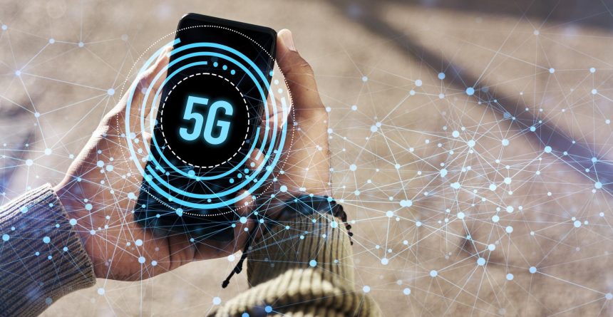 Ręce na ekranie telefonu i hologram sieciowy do komunikacji lub łączności komórkowej na zewnątrz Technologia osobowa i cyfrowa nakładka lub dane aplikacji mobilnej do szybkiego połączenia lub nowej generacji