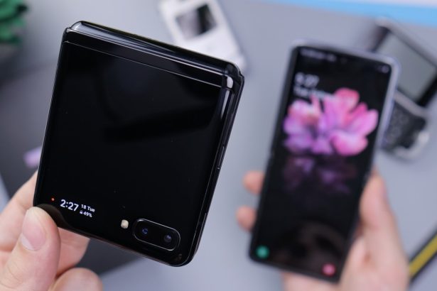 black samsung android smartphone turned off